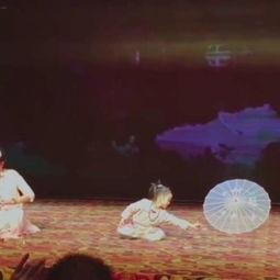 亲子成人舞蹈视频,舞蹈视频中的温馨亲子互动瞬间