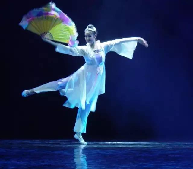 成人表演草帽舞蹈视频,成人表演的活力与魅力展现