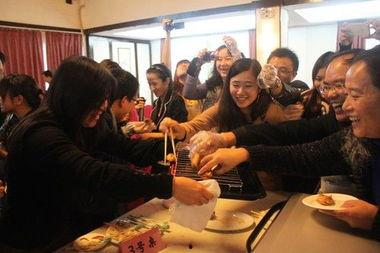 成人争抢美食视频大全,盘点那些让人垂涎欲滴的成人争抢美食瞬间